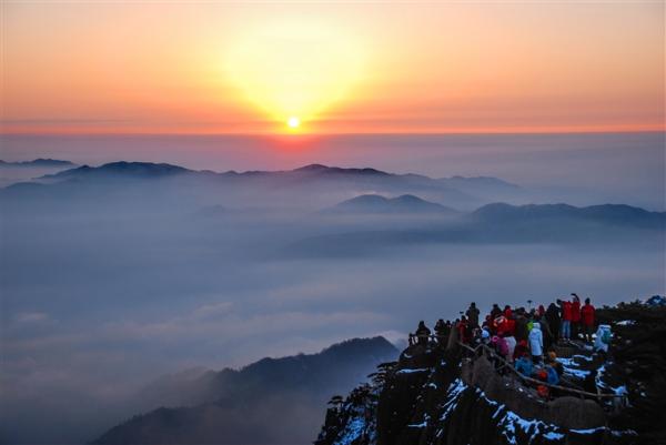 黄山日出醉游人